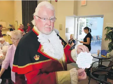  ?? SIDNEY.CA ?? Kenny Podmore, the official town crier of Sidney, B.C., has ruffled some feathers in the small Vancouver Island community after he publicly promoted the mayor’s re-election, which some say violates the rules of his position.