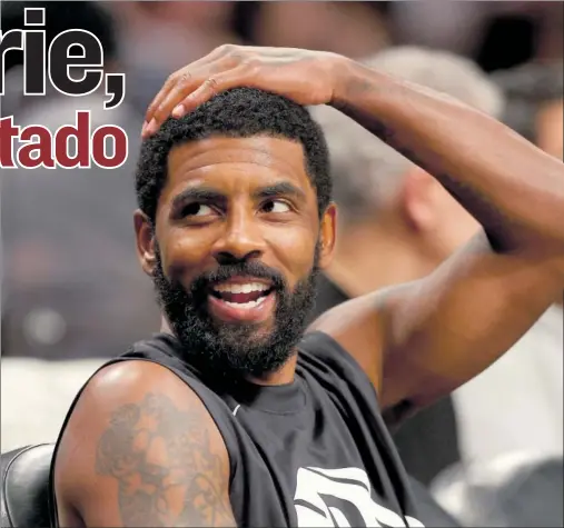  ?? ?? Kyrie Irving, en el banquillo, en un partido de pretempora­da de Brooklyn Nets.