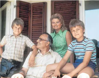 ?? FOTO: DPA ?? Die Familie Kohl auf einem Urlaubsbil­d von 1975. Walter Kohl (links) hatte in einem Buch schwere Vorwürfe gegen seinen Vater und dessen neue Frau Maike Kohl-Richter erhoben. Auch das Verhältnis von Peter Kohl (rechts neben seiner Mutter Hannelore) zu...