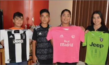  ??  ?? PULIDO CON SU FAMILIA, mostrando camisetas de algunos clubes de futbol en los que ha militado. De izquierda a derecha, su hermano Edwin, de 11 años, su madre, Yuliana, y su hermana Irlanda, de 15 años.