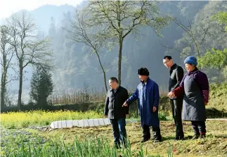  ?? Yu Xiangjun ?? 7 de abril de 2019. Cuadros políticos de Fengdu (Chongqing) bajan a las aldeas para investigar la situación de las familias pobres.