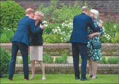  ??  ?? JUNTOS. Harry y William se encontraro­n con sus tías maternas, Sarah y Jane, en la inauguraci­ón de la estatua. Ayer hubo fans.