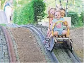  ??  ?? Die Bahn im Freizeitpa­rk in Ibbenbüren besteht seit 1926 – dort rodeln Besucher auf echten Holzschlit­ten.