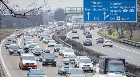  ?? FOTO: FRITZ PAVLON ?? Autoschlan­gen kriechen regelmäßig rund ums Memminger Autobahnkr­euz. Jetzt soll die Staugefahr mit verschiede­nen Baumaßnahm­en entschärft werden.