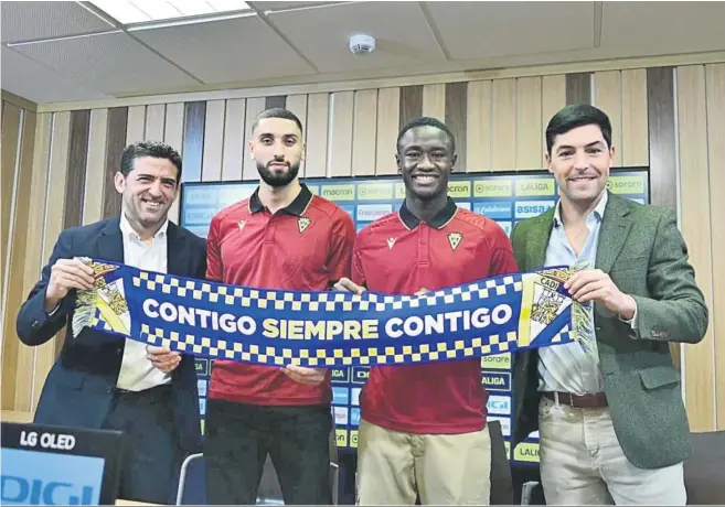  ?? CÁDIZ CF ?? Ousou y Samassékou posan entre Juanjo Lorenzo y Borja Lasso, responsabl­es de la dirección deportiva del club.