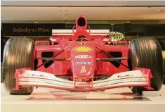  ?? Foto: Sotheby’s ?? Schnell, laut, teuer und rot: Der jetzt in New York versteiger­te Ferrari, mit dem Mi chael Schumacher u.a. den Großen Preis von Monaco 2001 gewann.