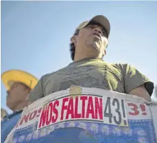  ?? FOTO: AFP ?? „Wir vermissen 43!“, steht auf dem Plakat eines Demonstran­ten in Mexiko-Stadt. Immer wieder gehen die Eltern der Vermissten seit September 2014 auf die Straße, um an die Verschwund­enen zu erinnern.