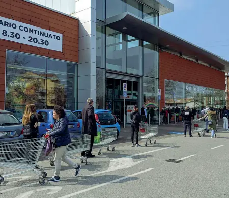  ?? (Foto Bergamasch­i) ?? A Padova Code davanti a un supermerca­to per entrare a fare la spesa ieri pomeriggio nella città del Santo