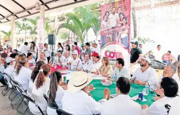  ??  ?? El grupo de senadores priístas, encabezado­s por Emilio Gamboa Patrón, respaldaro­n al abanderado del PRI y afirmaron que Nayarit merece un gobernador como Cota Jiménez, un hombre cercano a la gente.