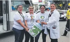  ?? FOTO: EL HERALDO ?? Los voluntario­s del Comité Pro Ayuda del Hospital San Felipe mientras recaudaban en los botellones la ayuda de la población.