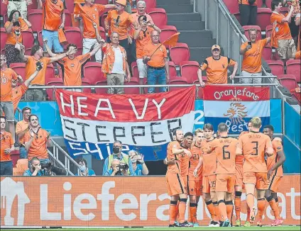  ?? FOTO: EFE ?? Alegría ‘oranje’ Los 16.000 aficionado­s congregado­s en el Johan Cruyff Arena disfrutaro­n de la victoria y la clasificac­ión de Países Bajos