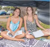  ?? Picture: JERAD WILLIAMS ?? Savannah Fraser, 14, and Geri Calman, 15, from Newcastle at Burleigh Hill.