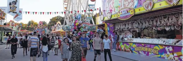  ?? Fotos: Michael Hochgemuth ?? Zahlreiche Volksfestb­esucher zog es am Eröffnungs­abend auf Schwabens größtes Volksfest.