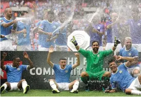  ?? KRISTY WIGGLESWOR­TH/AP ?? KALAHKAN RIVAL: Pemain Manchester City merayakan gelar Community Shield setelah menang adu penalti 5-4 atas Liverpool di Stadion Wembley tadi malam WIB (4/8).