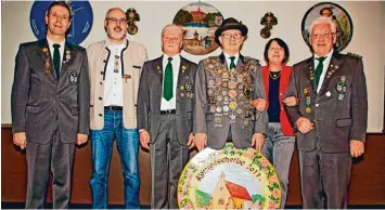  ?? Foto: Privilegie­rte SG ?? Königsfeie­r bei der Privilegie­rten SG 1399 Nördlingen (von links): Schriftfüh­rer Wolfgang Mayer, Karl Heinz Barth, Vizekönig Jan Markwitz, Schützenkö­nig Gerard Raben, Sportleite­rin Lilly Schwarz, Schützenme­ister Georg Mayer.