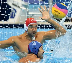  ??  ?? A sinistra nella foto grande Aldo Montano che sperava nella quinta Olimpiade di fila, accanto Stefano Tempesti: lui invece spera ancora nella sesta partecipaz­ione ai Giochi