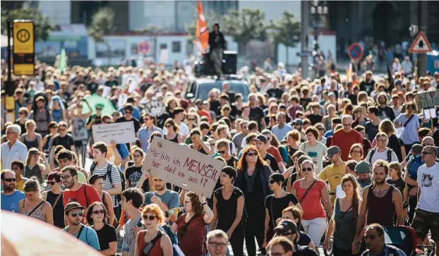  ??  ?? Laufen für das Leben anderer: Dresdener Demonstrat­ion unter dem Motto »Heute die Pogrome von morgen verhindern«