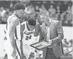  ?? MARVIN GENTRY/ USA TODAY ?? Nate Oats talks to Dominick Welch, left, and Brandon Miller. Alabama is chasing its first men’s basketball national title.