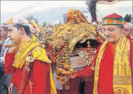  ?? AQIL KHAN /HT ?? Priests taking the palanquin of Lord Raghunath to his temporary abode at Dhalpur, Kullu, on the occasion of worldfamou­s Kullu Dussehra; (below) The royal family of Kullu in traditiona­l attire during the Opening Day of festival on Friday.