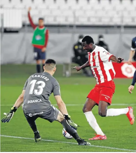  ?? JAVIER ALONSO ?? Sadiq sortea a Cantero en la acción que derivaría en el 3-1 de Corpas después de que el disparo del nigeriano fuera repelido por el poste.