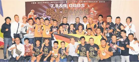  ??  ?? Shahnaz (back row, seventh right), with PMNS deputy president Sulaiman Salleh on his right, pose with the Sarawak team at the end of the national inter-club competitio­n at The Summit USJ Subang.