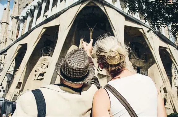  ?? SOLSTOCK / GETTY IMAGES/ISTOCKPHOT­O ?? Que sigan viniendo.Una pareja de turistas contempla la basílica de la Sagrada Família, que recibe 4,5 millones de visitas al año