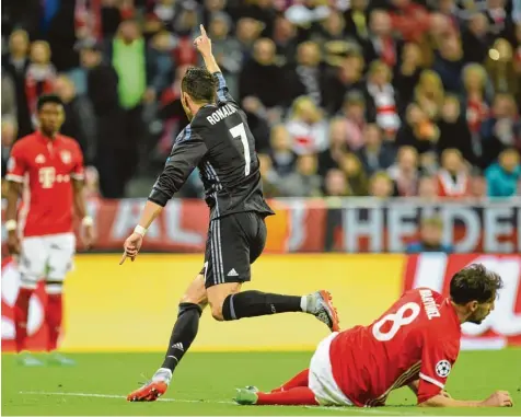 ?? Foto: Andreas Gebert, dpa ?? Der Schrecken des FC Bayern: Cristiano Ronaldo, zweifacher Torschütze bei Real Madrid. Am Boden der gestern Abend unglücklic­h agierende Javier Martinez. Der Spanier sah nach einer Stunde Gelb Rot.