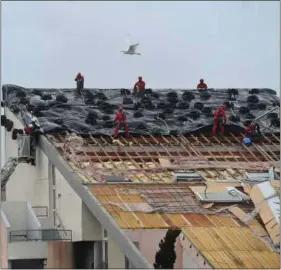  ??  ?? Dégâts suite au passage de la tempête Leiv samedi, en Charente-Maritime