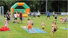  ?? THOMAS PAKE / SV BLAU-WEIß NIEDERROßL­A (2) ?? Am Samstag gab es verschiede­nste Abkühlungs­angebote auf dem Sportplatz.