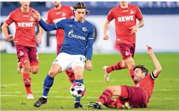  ??  ?? Mehr Kampf und Arbeit als hohe Spielkunst im Abstiegsdu­ell: Kölns Jonas Hector (rechts) versucht mit viel Körpereins­atz Schalkes Benjamin Stambouli (links) vom Ball zu trennen. Foto: Marius Becker/dpa