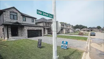  ?? JULIE JOCSAK
THE ST. CATHARINES STANDARD ?? Residents on Olde School Court in St. Catharines are opposed to city plans to add sidewalks to the street.