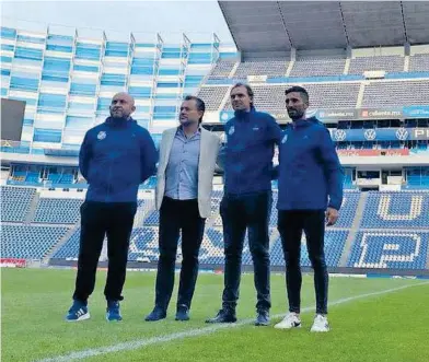  ?? ?? Andrés Carevic junto a Gabriel Saucedo, director deportivo del Club Puebla, y su cuerpo técnico