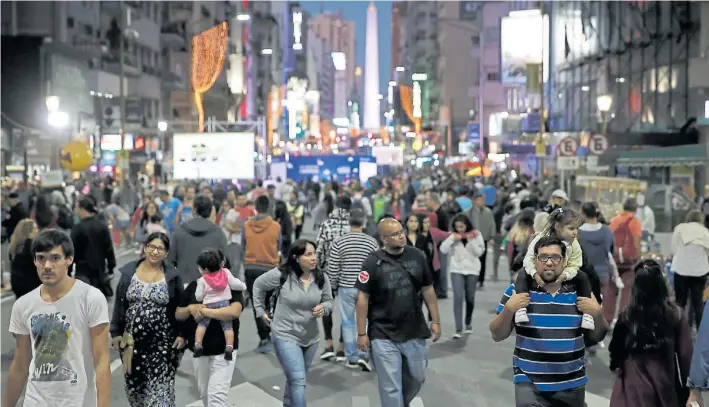  ??  ?? Libros, pasión de multitudes. Así de atestada se veía Corrientes, a pocas cuadras del Obelisco, el sábado por la noche. Mucha gente sigue respondien­do al llamado de la cultura.