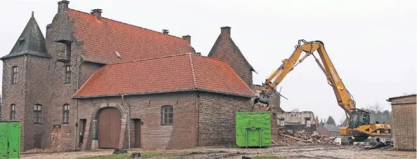  ?? RP-FOTO: JÜRGEN LAASER ?? Haus Paland wird seit gestern abgerissen. 898 schenkte König Zwentibold von Lothringen dem Stift Essen ein Königsgut in Brismike, jenem Ort, der seit 1618 Borschemic­h heißt.
