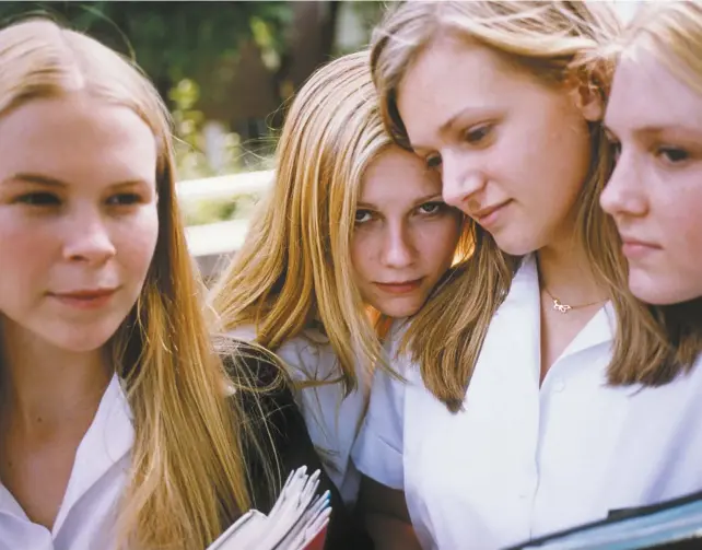  ?? The Virgin Suicides THE VIRGIN SUICIDES ILC ET PARAMOUNT PICTURES ?? Les quatre soeurs Lisbon quelques mois après le suicide de leur soeur cadette, Cecilia, dans le film