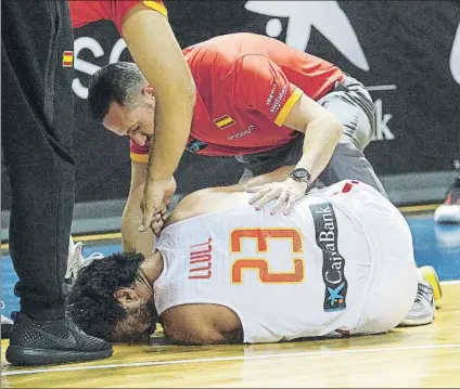  ?? FOTO: EFE ?? Sergi Llull, tendido en el suelo en el momento de la lesión sufrida ayer en el partido de la selección contra Bélgica