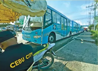  ?? (SUN.STAR FOTO/AMPER CAMPAÑA) ?? DOUBLE-EDGED SWORD? The arrival of a hybrid “train” to Cebu City may threaten the income of public utility drivers but it is good news for some commuters who have long been waiting for a convenient mode of transport.