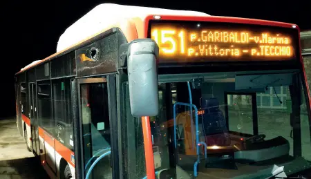  ??  ?? Il bus La linea 151 tra le più usate attraversa l’intera città