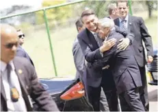  ??  ?? Bolsonaro junto al general (R) Augusto Heleno.