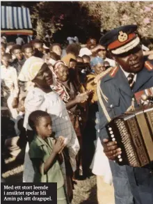  ??  ?? Med ett stort leende i ansiktet spelar Idi Amin på sitt dragspel.