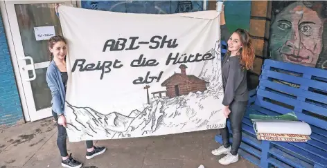  ?? RP-FOTO: HANS-JÜRGEN BAUER ?? Bianca Kohnert (l.) und Lilian Lützeler vom Leibniz-Montessori-Gymnasium haben gestern dieses Banner für die Mottowoche gemalt.