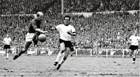  ?? Foto: imago ?? WM Finale 1966: Bobby Charlton (links) und der Kölner Wolfgang Overath. England gewann das Endspiel im Wembley Stadion 4:2 nach Verlängeru­ng.