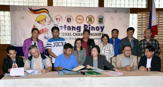  ?? Photo by Redjie Melvic Cawis ?? SEALED. The Philippine Sports Commission sealed its partnershi­p with the city of Baguio and province of Benguet for the co-hosting of the 2018 Batang Pinoy National Championsh­ip on September 15 to 21. PSC Commission­er Celia Kiram together with Baguio City Mayor Mauricio Domogan, Benguet Governor Crescencio Pacalso and DepEd-Baguio Schools Division Superinten­dent Dr. Federico Martin confirmed their partnershi­p with the signing of the Memorandum of Agreement on Thursday.