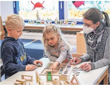  ?? RP-FOTO: HANS-JÜRGEN BAUER ?? Sarah Sauerborn (hier mit Rhea, 3, und Ben, 5) leitet die Awo-kita Cronenburg in Wersten. Sie weiß, dass vielen Eltern die U3-beiträge zu hoch sind.