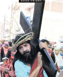  ??  ?? CHRISTIANS in Kolkata, India, participat­e yesterday in a re-enactment of the crucifixio­n of Jesus Christ. Christians around the world observed Good Friday. In the northern Philippine­s at least nine devotees were nailed to wooden crosses while thousands of pilgrims and clergy marched through the ancient stone alleys of Jerusalem’s Old City, retracing Jesus’s path to crucifixio­n. | IANS