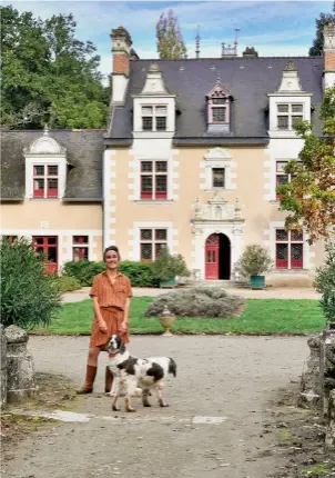  ??  ?? Troussay, le plus petit des châteaux de la Loire, a été bâti suivant les codes de ses grands frères plus imposants. Isaure Marcotte de Sainte-Marie y accueille les visiteurs et propose chambres d’hôtes et cottages de charme.