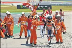  ??  ?? ALEGRÍA. Marc Márquez celebra su triunfo en el circuito de Montmeló.