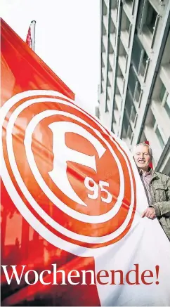  ?? RP-FOTO: ANNE ORTHEN ?? Gewerkscha­ftssekretä­r Klaus Churt zeigt die Fortuna-Fahne, die vor der DGBZentral­e an der Friedrich-Ebert-Straße hängt.