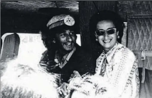  ??  ?? Gustavo Zerbino junto a su madre, Susana, en la evacuación de los Andes en 1972