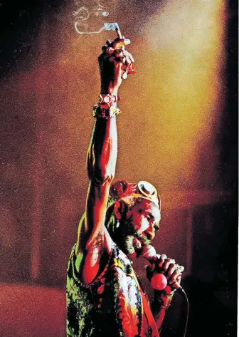  ?? [Bernd Mueller] ?? Lee „Scratch“Perry, Kaiser des Reggae, mit einem Joint in der Hand.